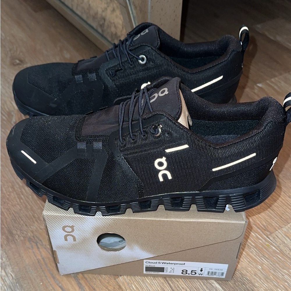Women’s brand new cloud 9 on sneakers.